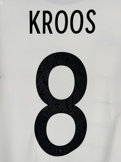 Détail flocage KROOS 8 noir texturé, maillot Allemagne domicile Euro 2020