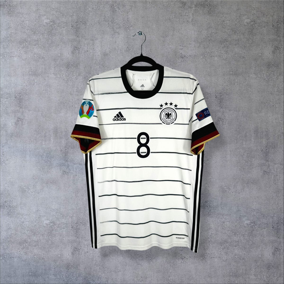 Maillot Allemagne domicile Euro 2020 adidas de face, rayures noires, numéro 8 Kroos sur la poitrine