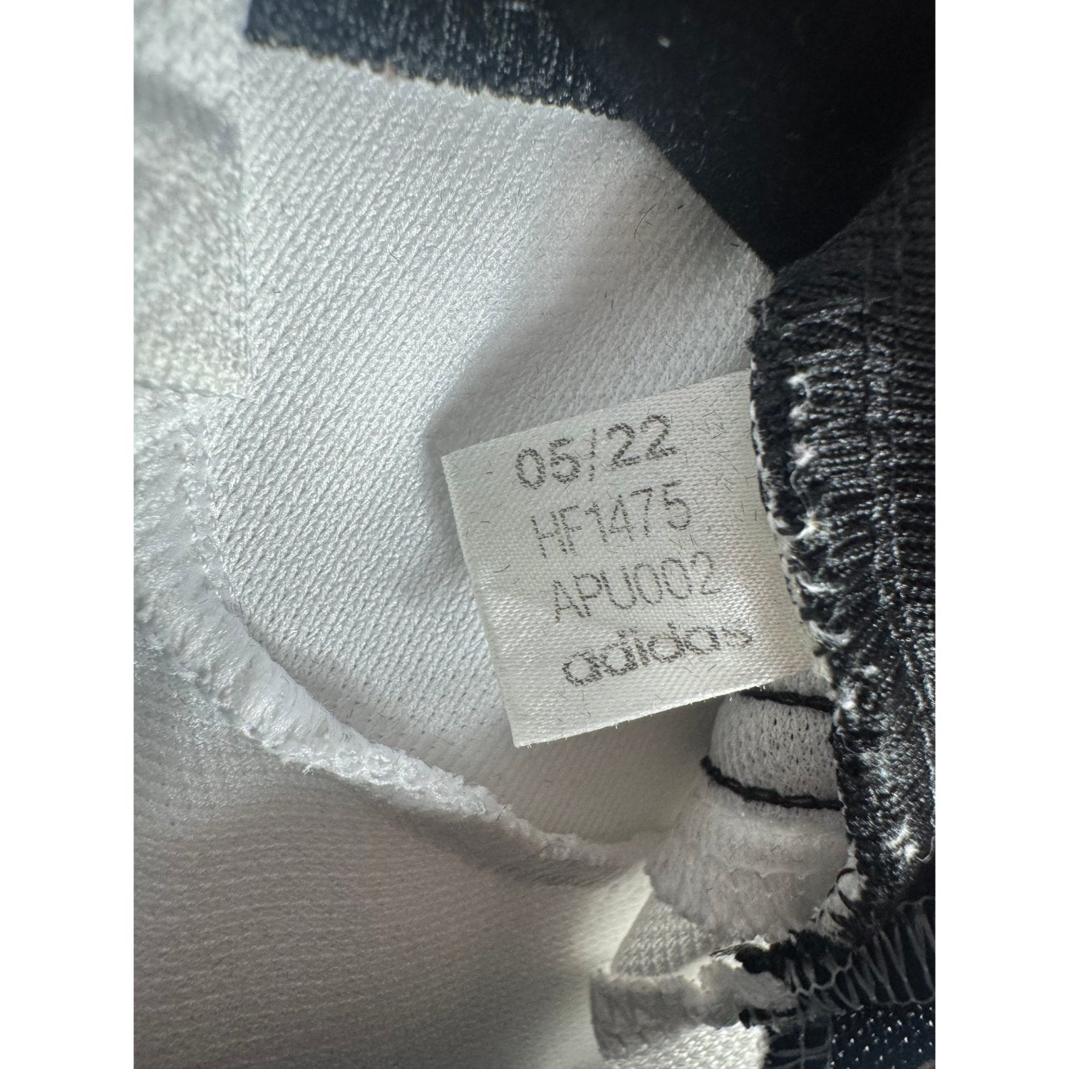 Étiquette d'authenticité avec code Adidas HF1475 prouvant l'originalité du maillot