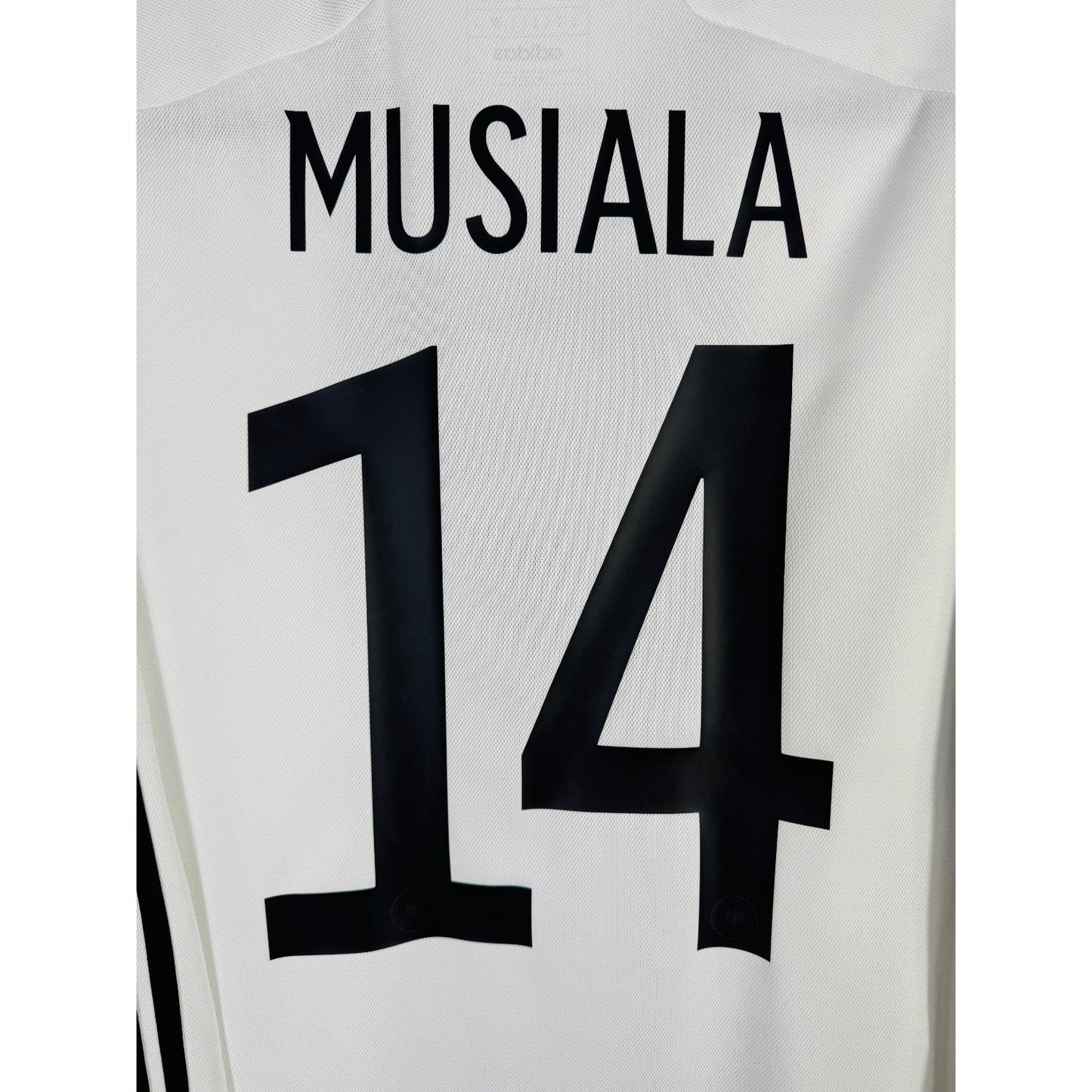 Détail de la typographie du flocage sur le numéro 14 de Jamal Musiala