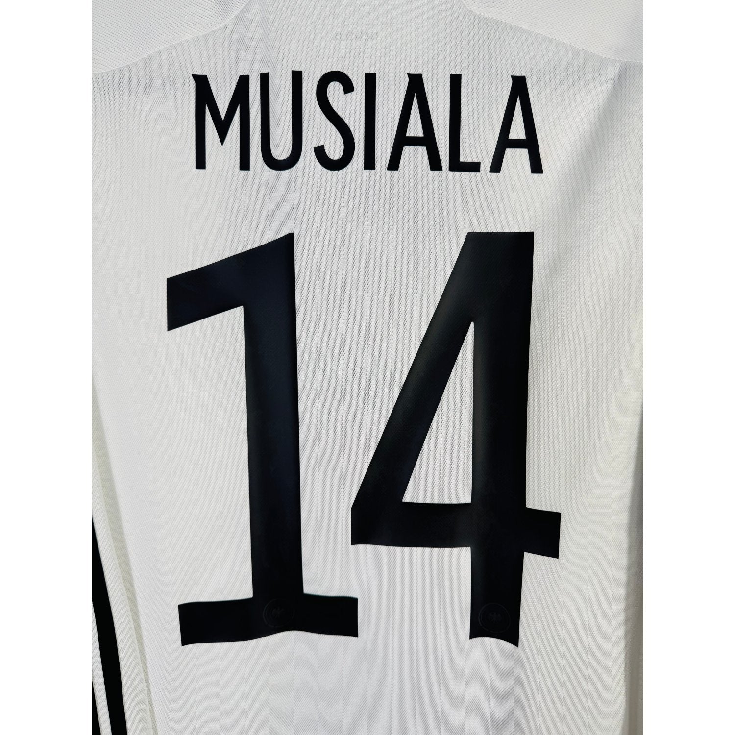 Détail de la typographie du flocage sur le numéro 14 de Jamal Musiala