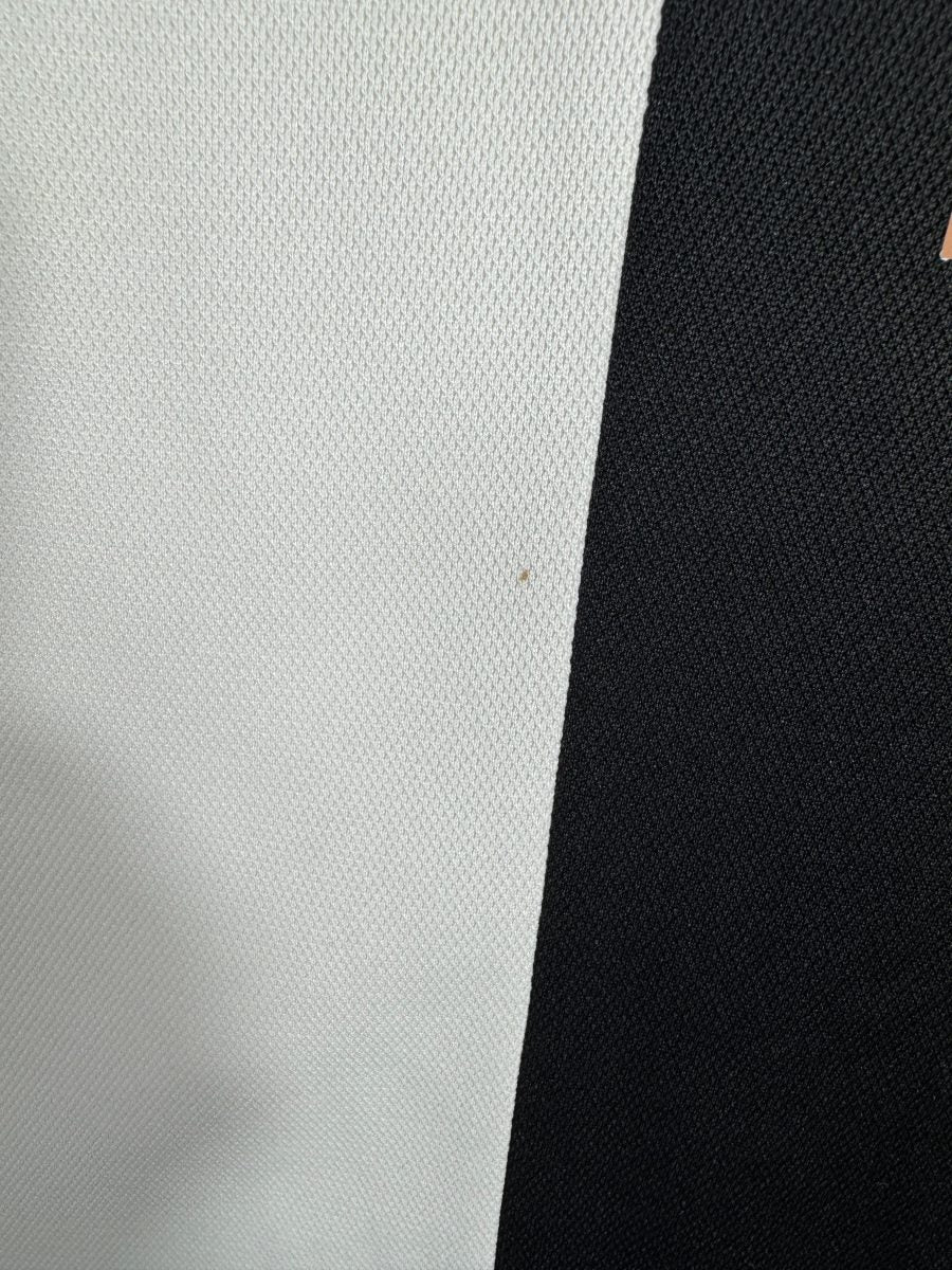 Micro tache sur le blanc, maillot Allemagne domicile 2022-2023 Musiala