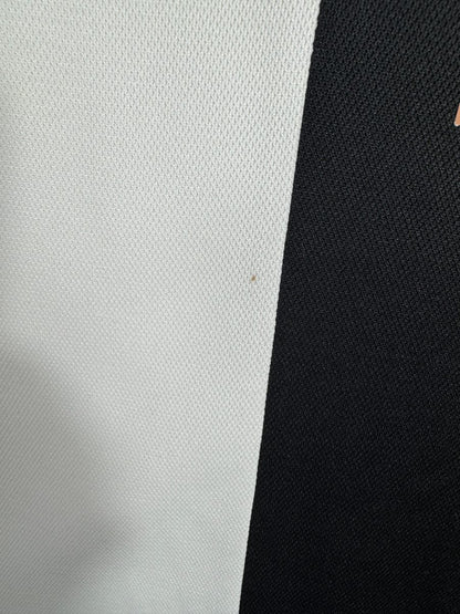 Micro tache sur le blanc, maillot Allemagne domicile 2022-2023 Musiala