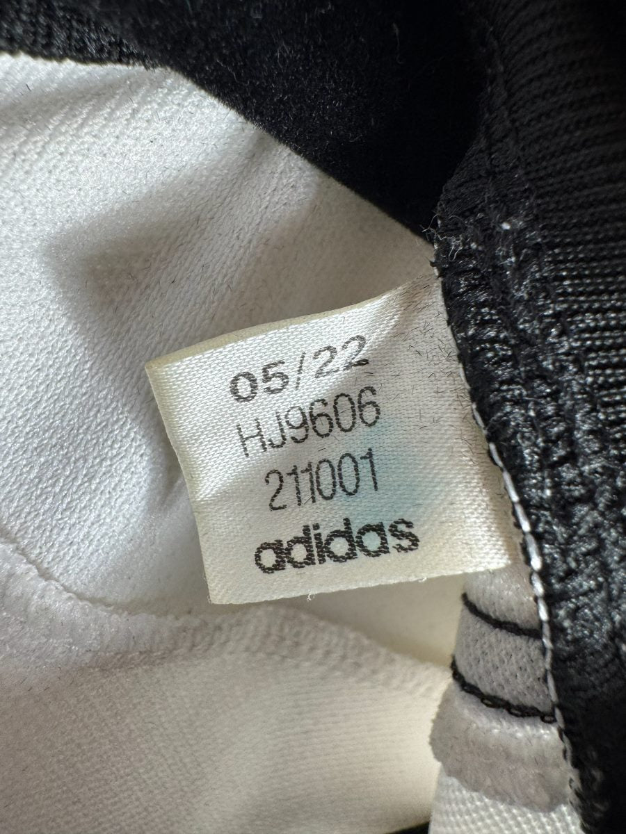 Étiquette intérieure Adidas HJ9606 datée 05/22, maillot Allemagne domicile 2022