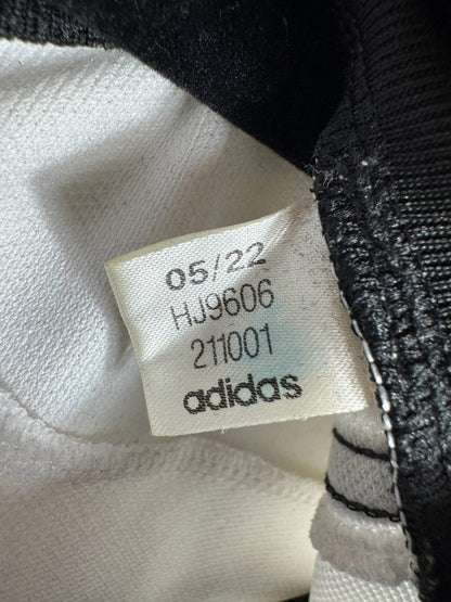 Étiquette intérieure Adidas HJ9606 datée 05/22, maillot Allemagne domicile 2022