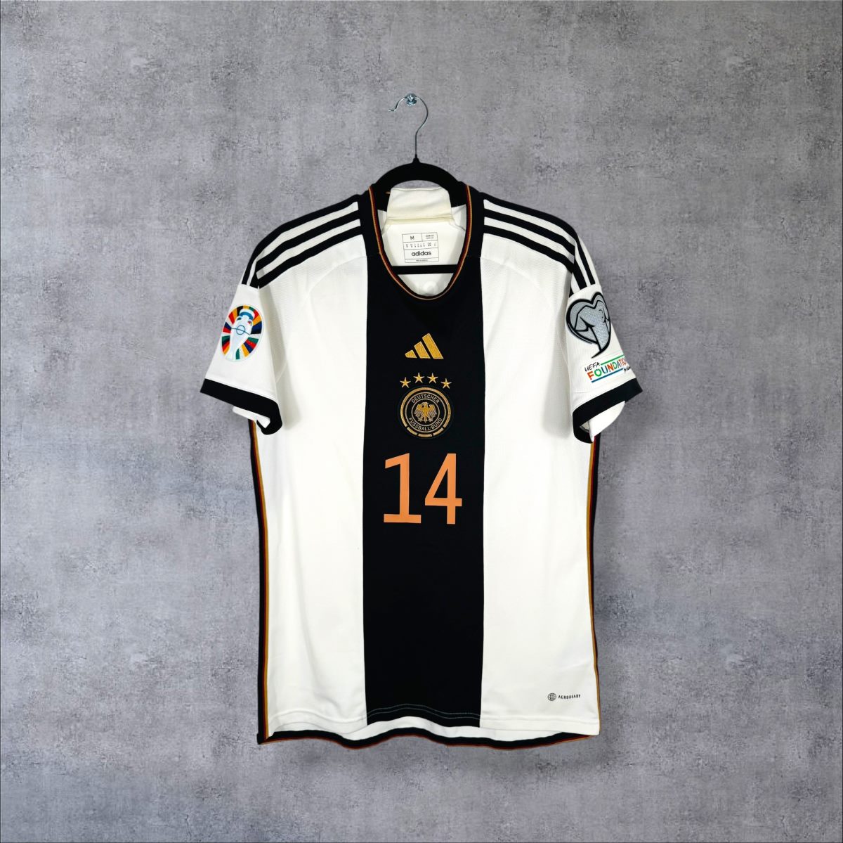 Maillot Allemagne domicile 2022 Adidas face, bande centrale noire et numéro 14