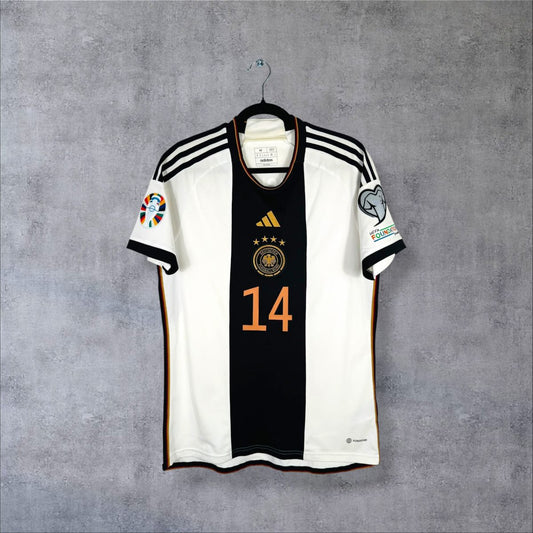 Maillot Allemagne domicile 2022 Adidas face, bande centrale noire et numéro 14