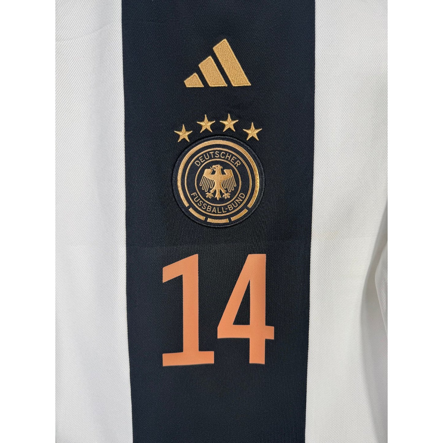 Détail de l'écusson cuivré de l'Allemagne et du logo Adidas