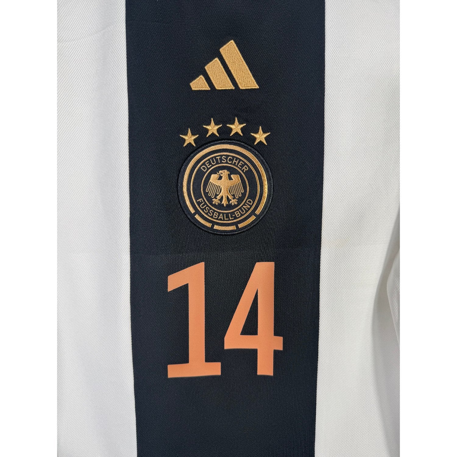 Détail de l'écusson cuivré de l'Allemagne et du logo Adidas