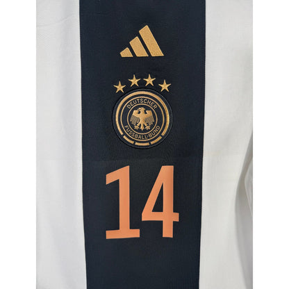 Détail de l'écusson cuivré de l'Allemagne et du logo Adidas