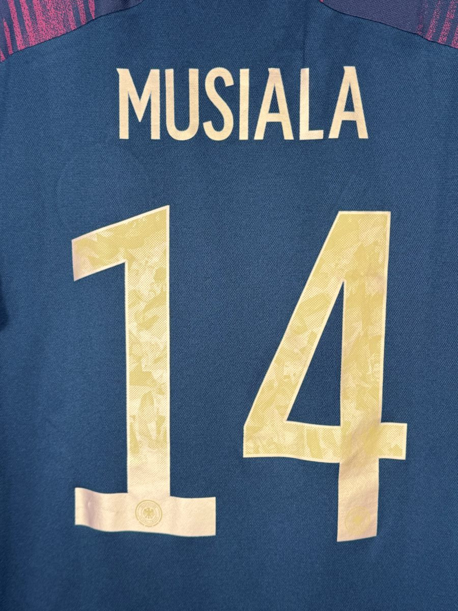 Détail flocage Musiala 14 or avec aigle DFB, maillot Allemagne extérieur 2022