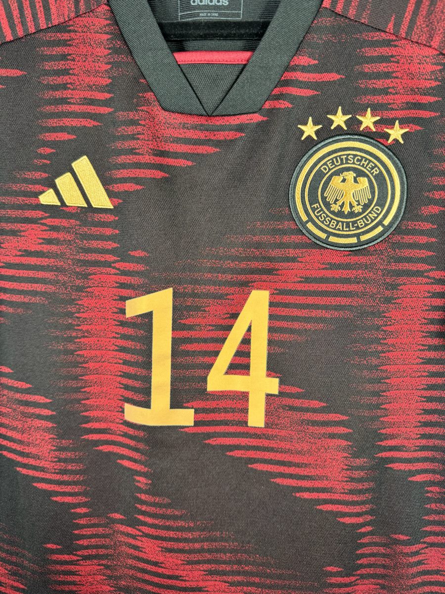 Écusson DFB brodé or et quatre étoiles, maillot Allemagne extérieur Coupe du monde 2022