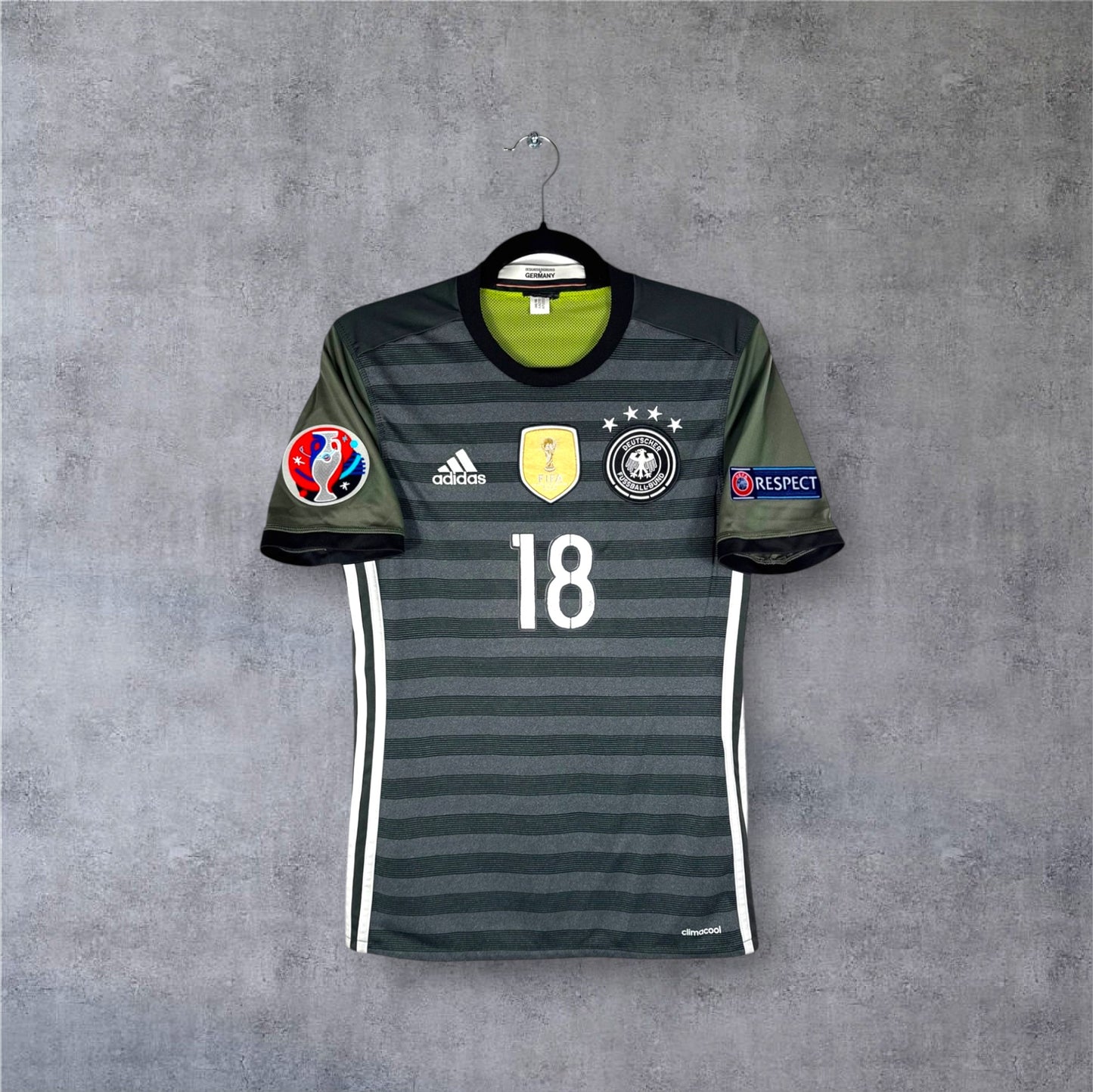 Vue de face du maillot Allemagne Euro 2016 extérieur réversible avec patch FIFA doré.