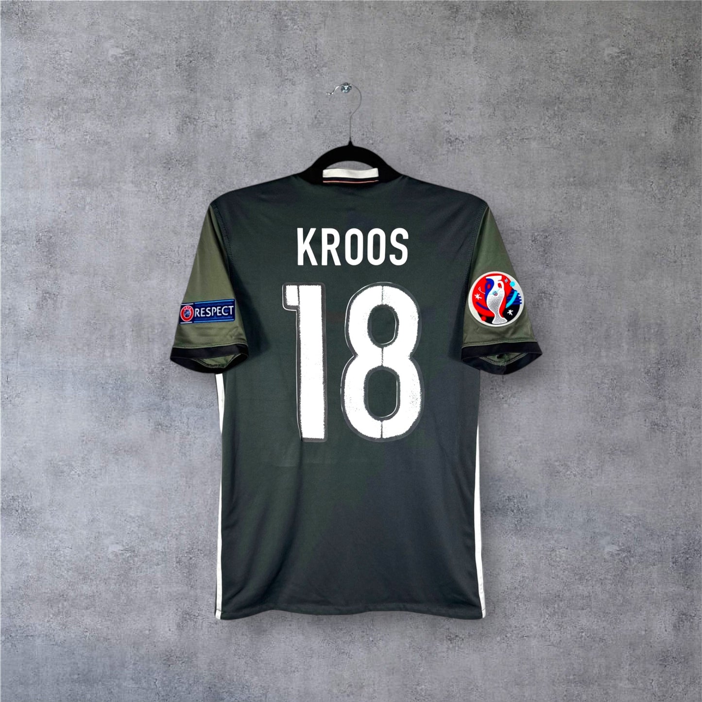 Dos du maillot Allemagne 2016 gris et noir avec flocage blanc KROOS 18.