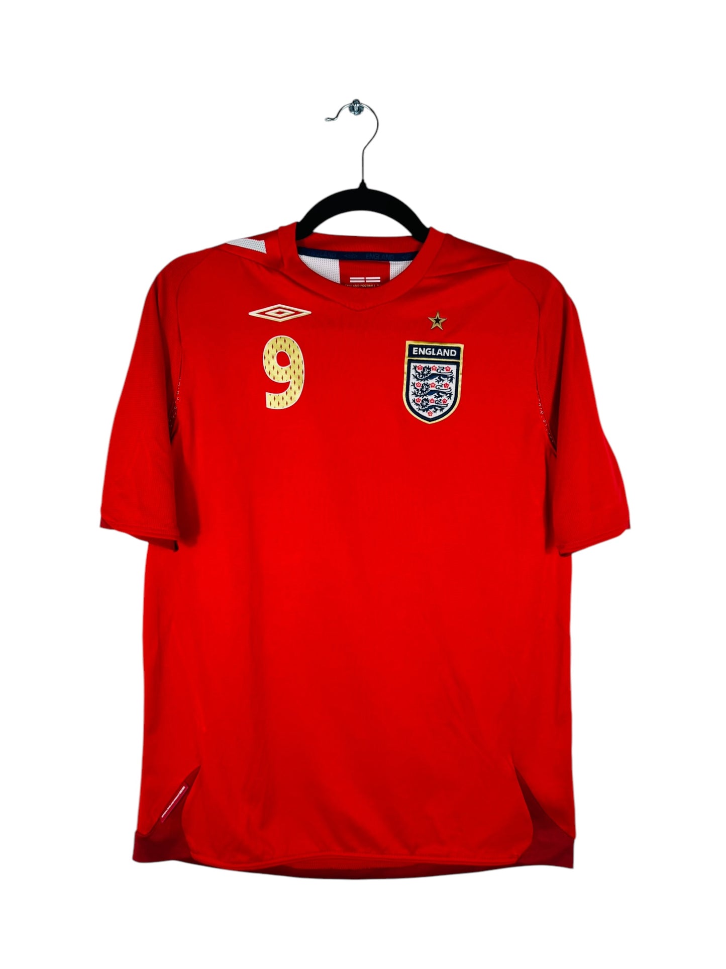 Maillot Angleterre 2006 Extérieur Umbro - Vue avant flocage Rooney N°9, taille S, couleur rouge.