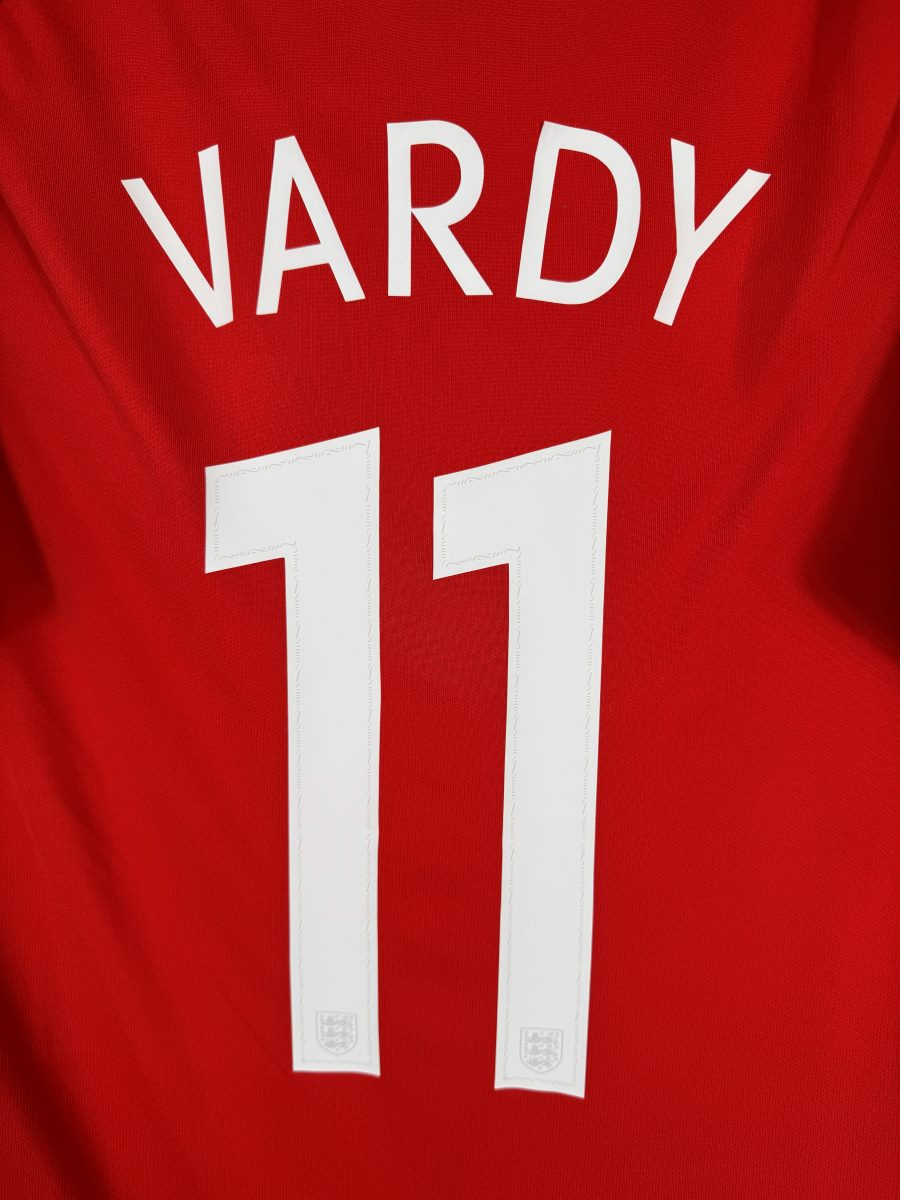 Détail du flocage Vardy 11 blanc, maillot extérieur Angleterre 2016-2017