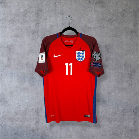 Maillot Angleterre 2016-2017 extérieur de face, rouge, numéro 11 sur le torse, Nike