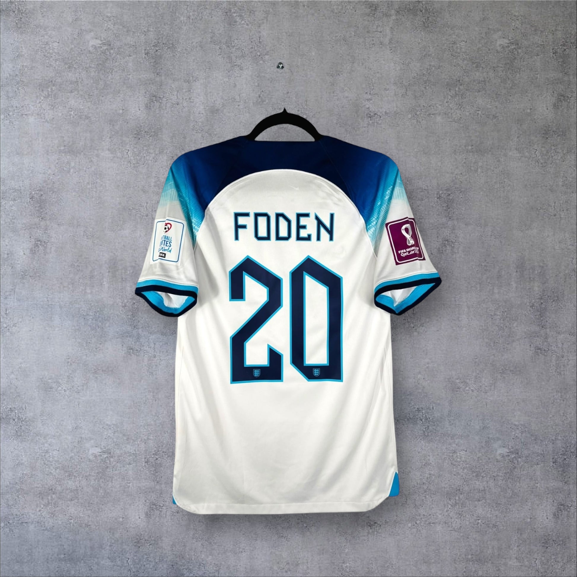 Dos du maillot Angleterre Domicile 2022 blanc avec flocage bleu marine FODEN 20 et patchs Coupe du Monde.