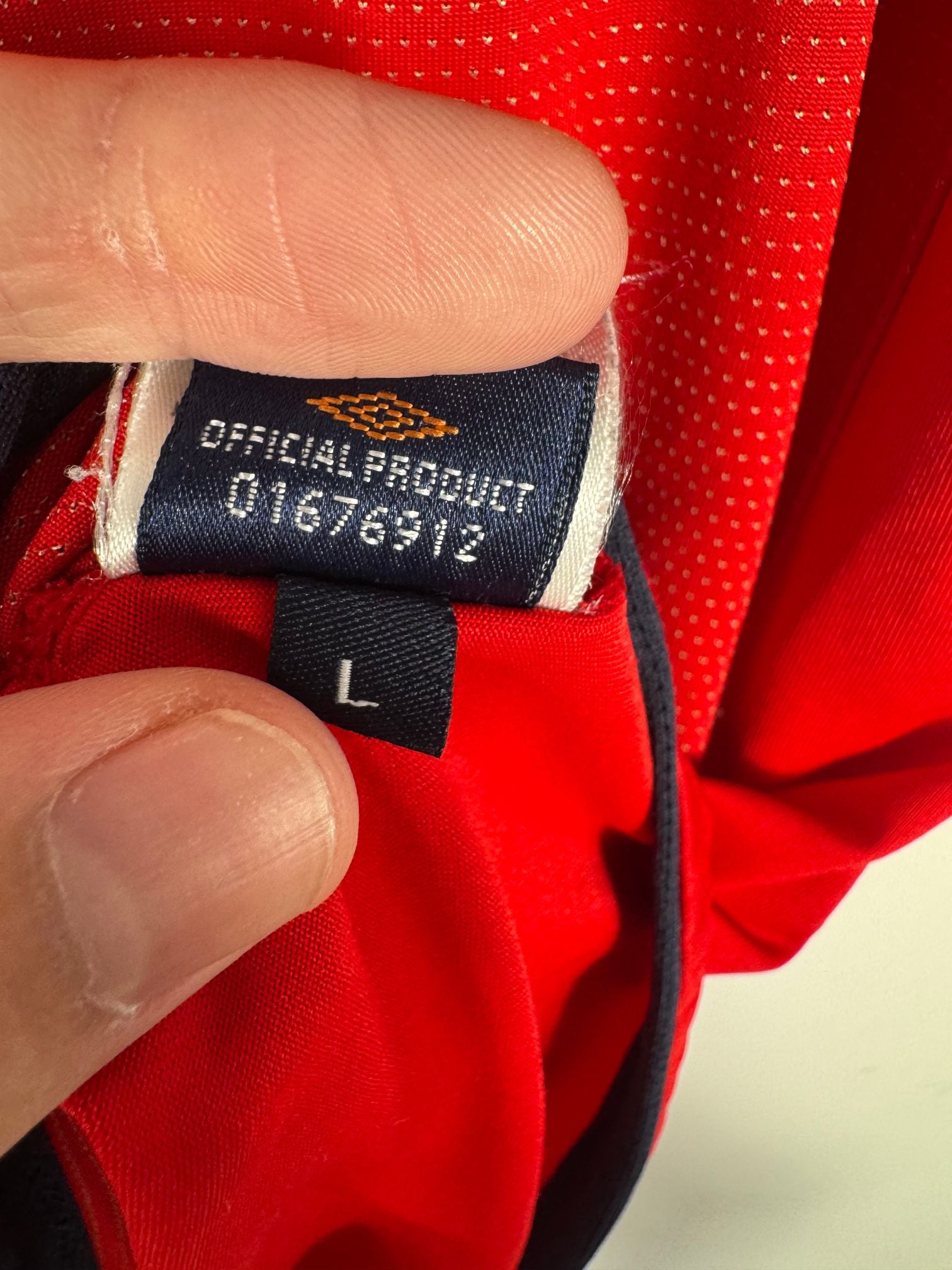 Étiquette intérieure d'authenticité Umbro prouvant l'originalité du maillot Angleterre Euro 2004