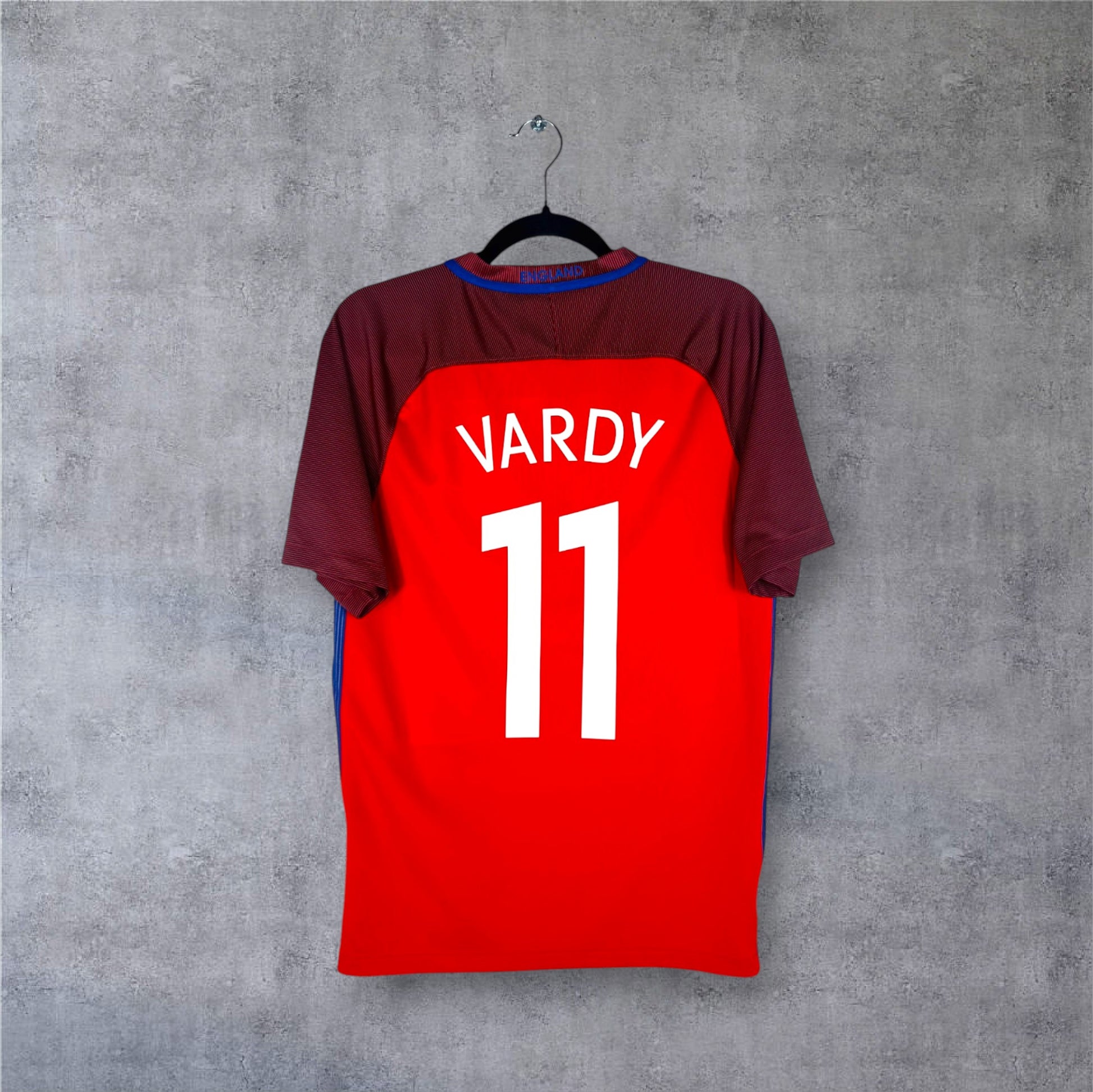 Flocage officiel blanc VARDY numéro 11 au dos du maillot rouge Angleterre.