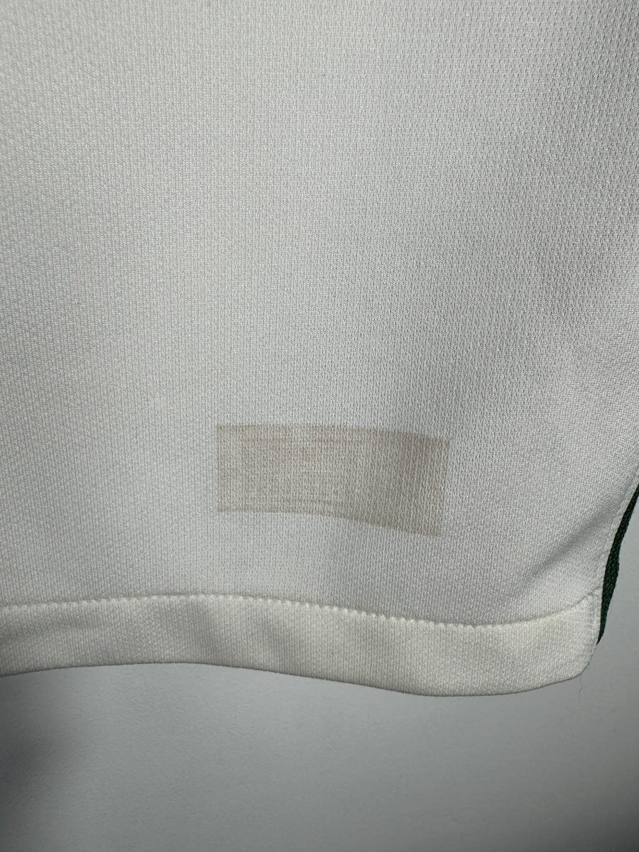Trace de l'étiquette Nike détachée au bas du maillot Arabie saoudite domicile 2016
