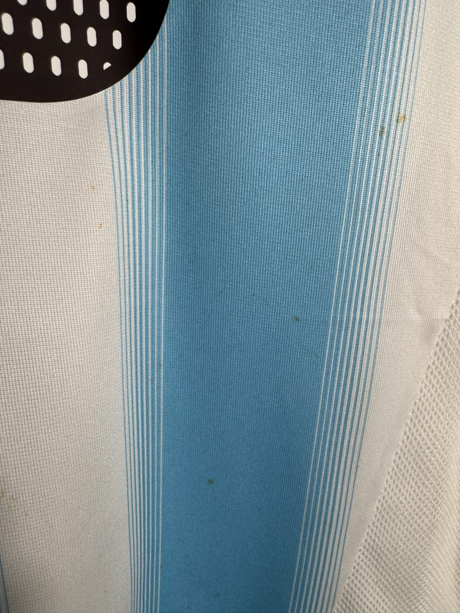 Défaut du maillot Argentine 2004-2005 Messi : taches ponctuelles sur une bande bleu ciel du dos