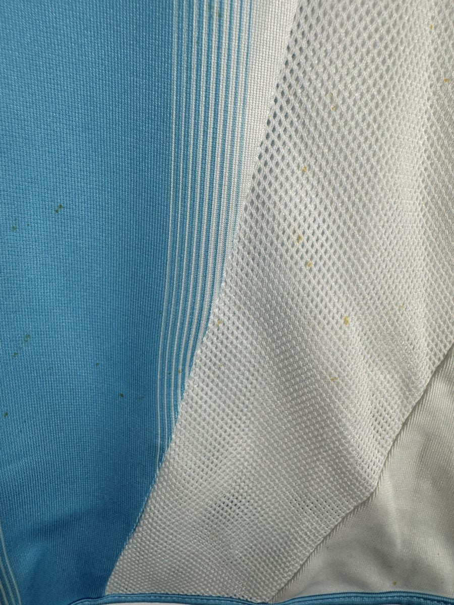 Défaut du maillot Argentine 2004-2005 Messi : taches sur le bas du dos et l'empiècement mesh latéral