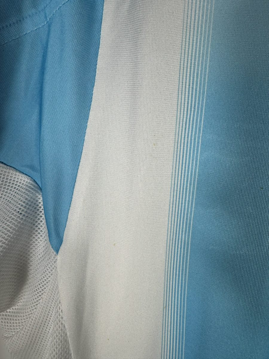 Défaut du maillot Argentine 2004-2005 Messi : marques discrètes sur le côté du dos, près de l'empiècement mesh