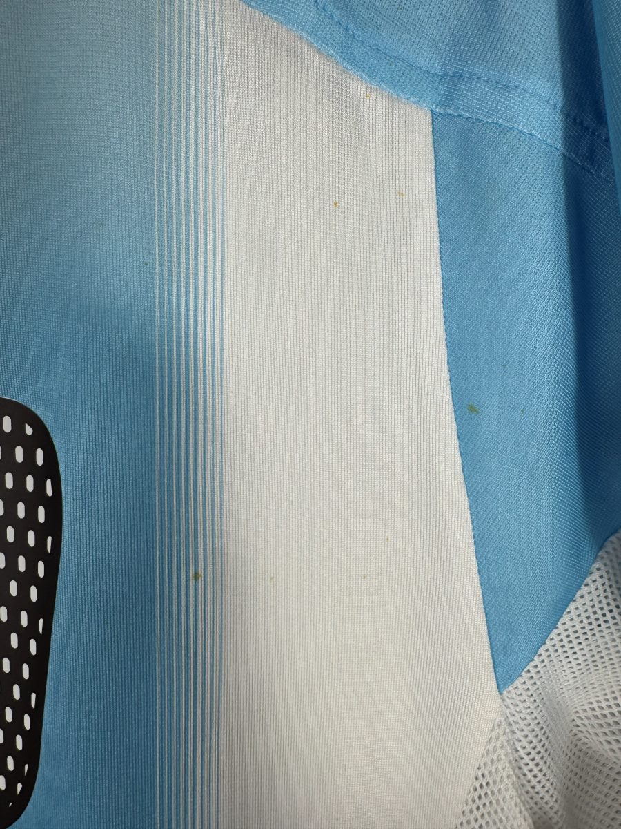Défaut du maillot Argentine 2004-2005 Messi : petites taches jaunâtres sur le haut du dos