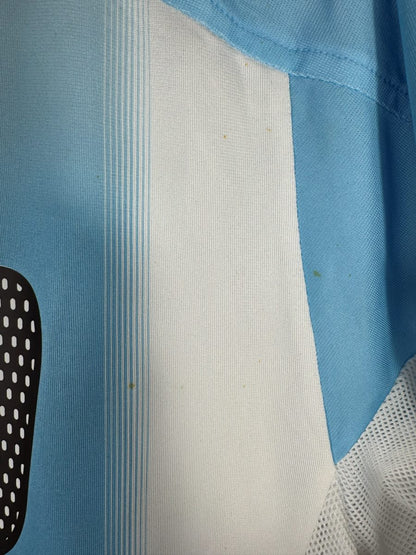 Défaut du maillot Argentine 2004-2005 Messi : petites taches jaunâtres sur le haut du dos