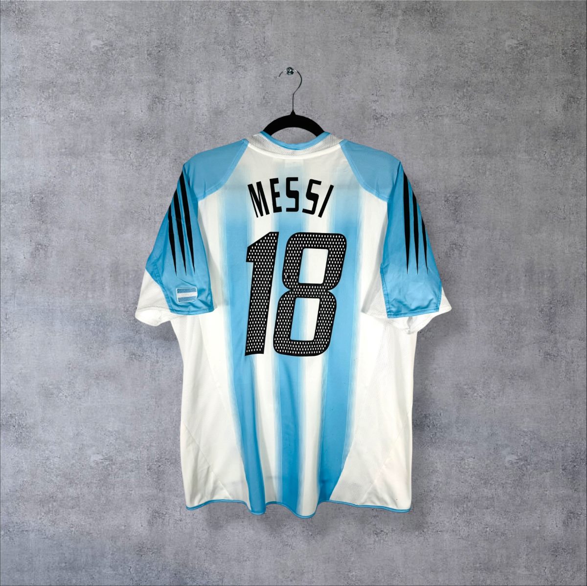 Dos du maillot Argentine 2004-2005 domicile ciel et blanc avec flocage Messi N°18 noir en police perforée adidas