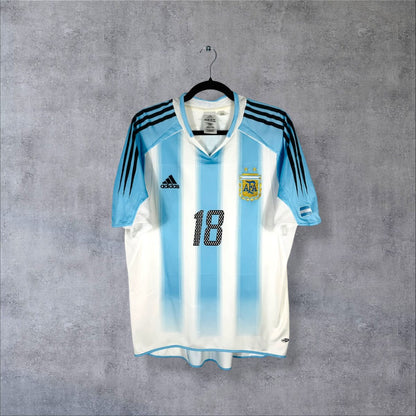 Face du maillot Argentine 2004-2005 domicile adidas avec écusson AFA brodé, numéro 18 sur le torse et rayures verticales bleu ciel