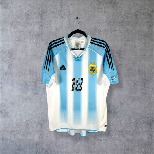 Face du maillot Argentine 2004-2005 domicile adidas avec écusson AFA brodé, numéro 18 sur le torse et rayures verticales bleu ciel