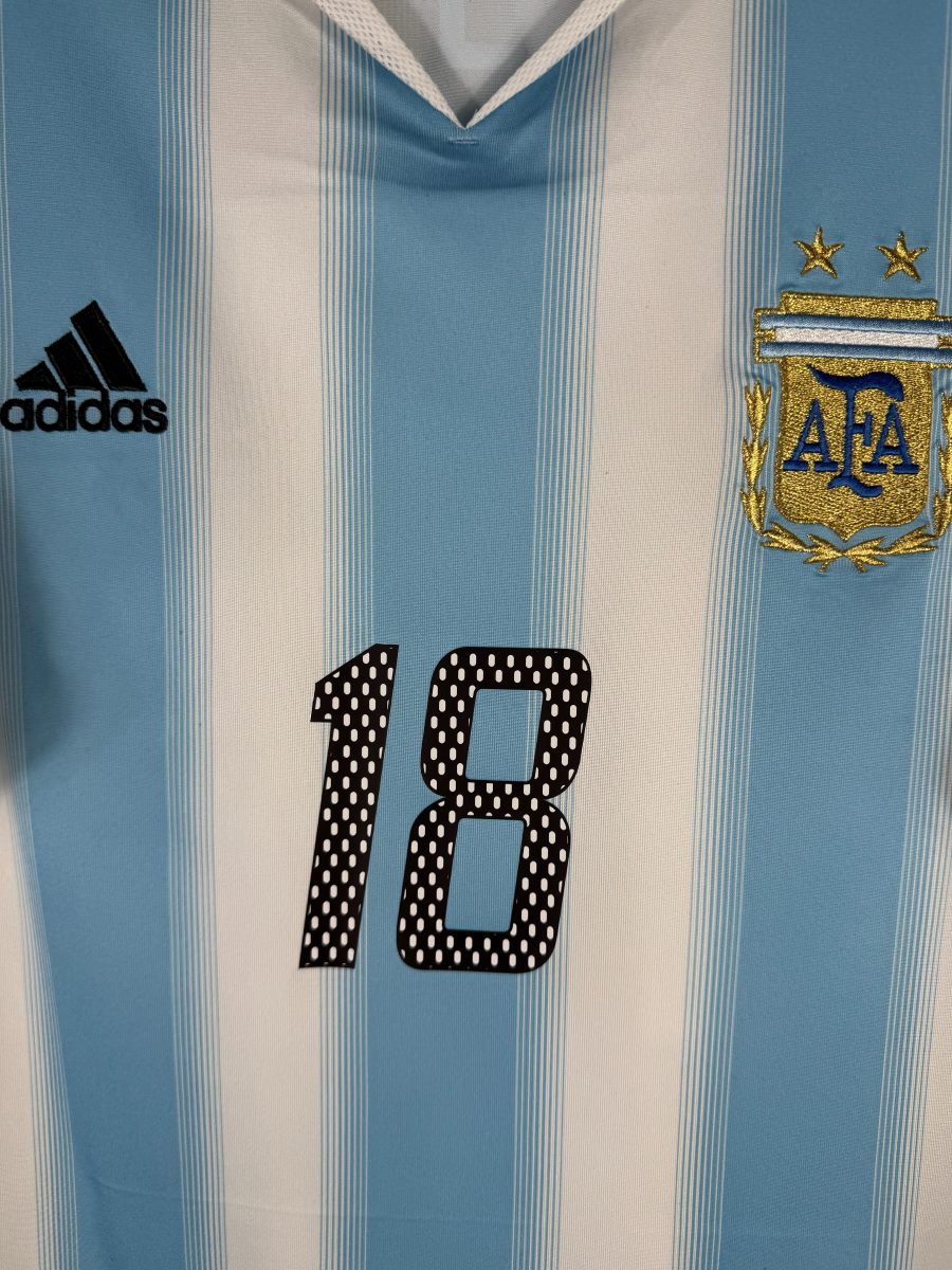 Détail de l'écusson AFA brodé du maillot Argentine 2004-2005 surmonté de deux étoiles, avant le titre mondial de 2022