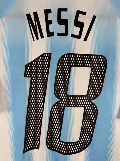 Gros plan du flocage MESSI N°18 du maillot Argentine 2004-2005, police adidas à pastilles blanches en parfait état
