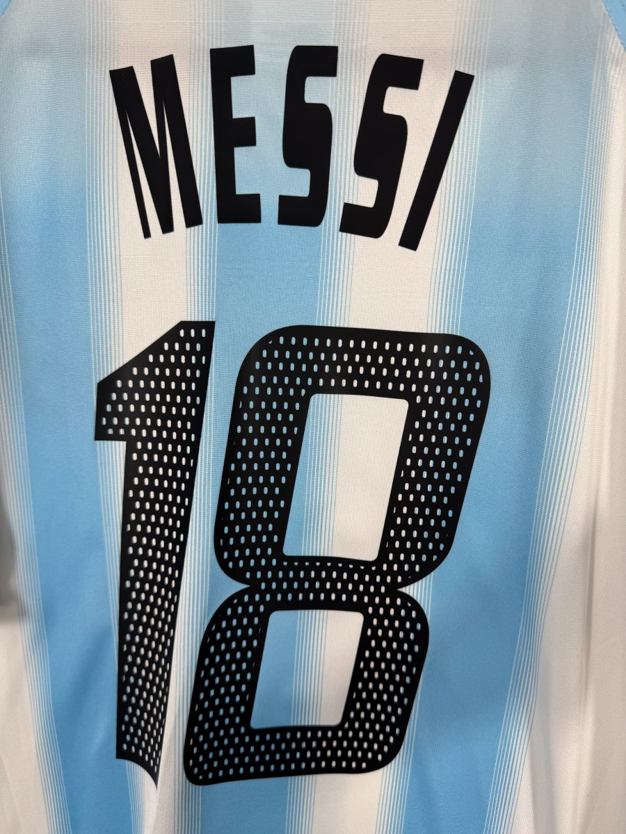 Détail du flocage Messi 18 noir ajouré, maillot Argentine domicile 2004