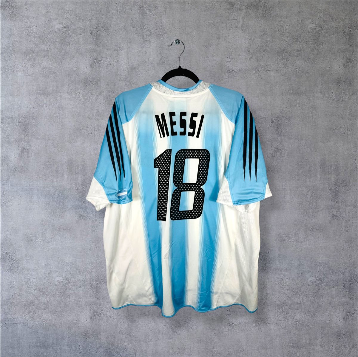 Dos du maillot Argentine domicile 2004 adidas ciel et blanc, flocage noir ajouré Messi 18