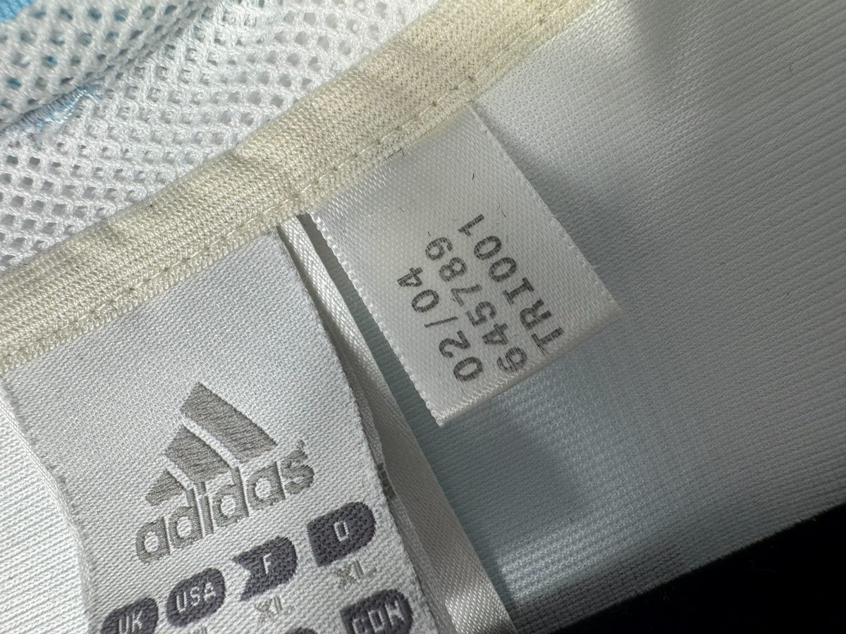 Étiquette adidas code 645789 datée 02/04, taille XL, maillot Argentine domicile 2004