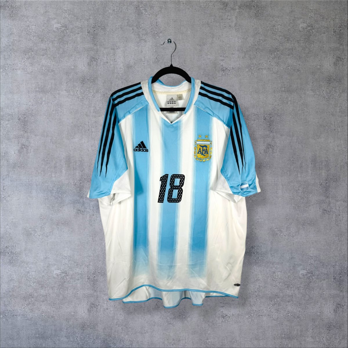 Maillot Argentine 2004 domicile de face, rayures verticales ciel et blanc, trois bandes noires sur les épaules, 18 sur la poitrine