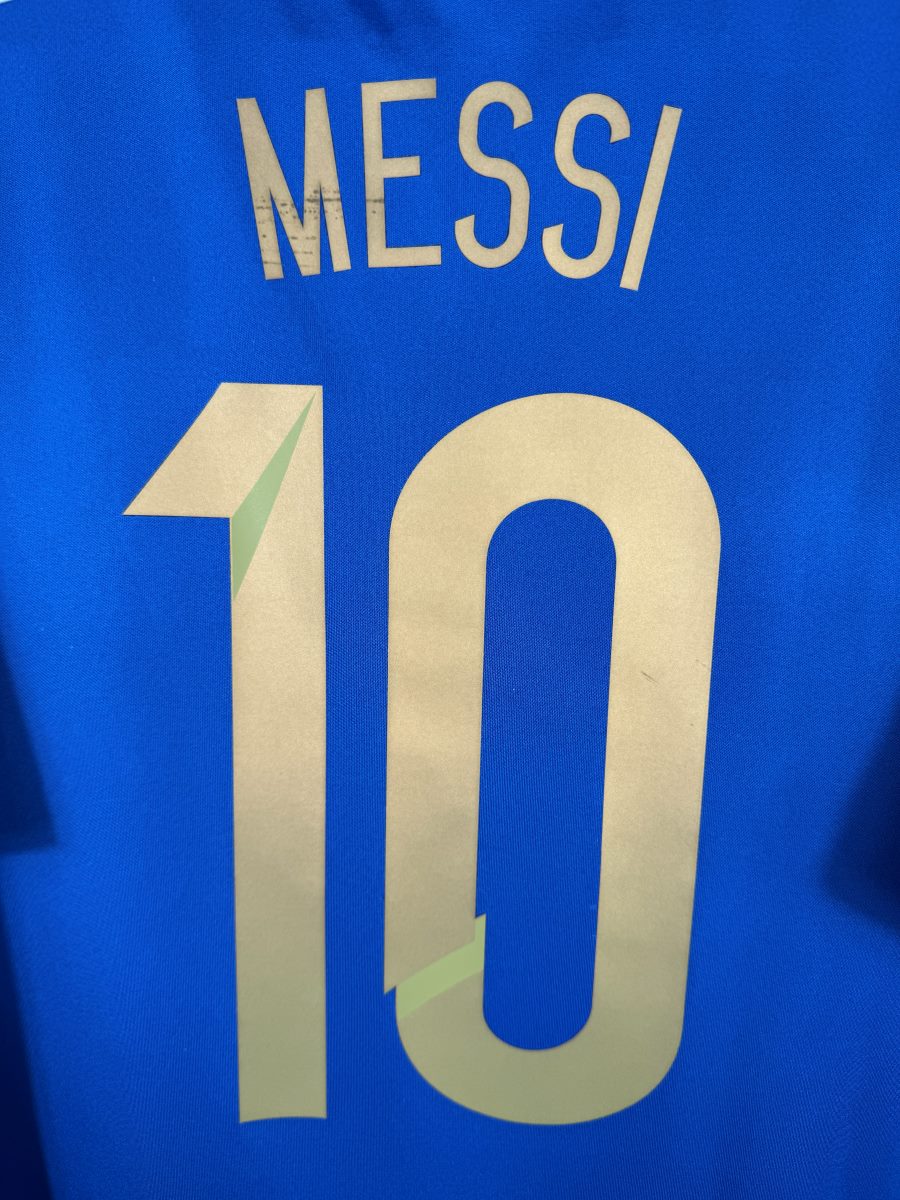 Détail du flocage doré Messi 10, maillot Argentine extérieur 2014