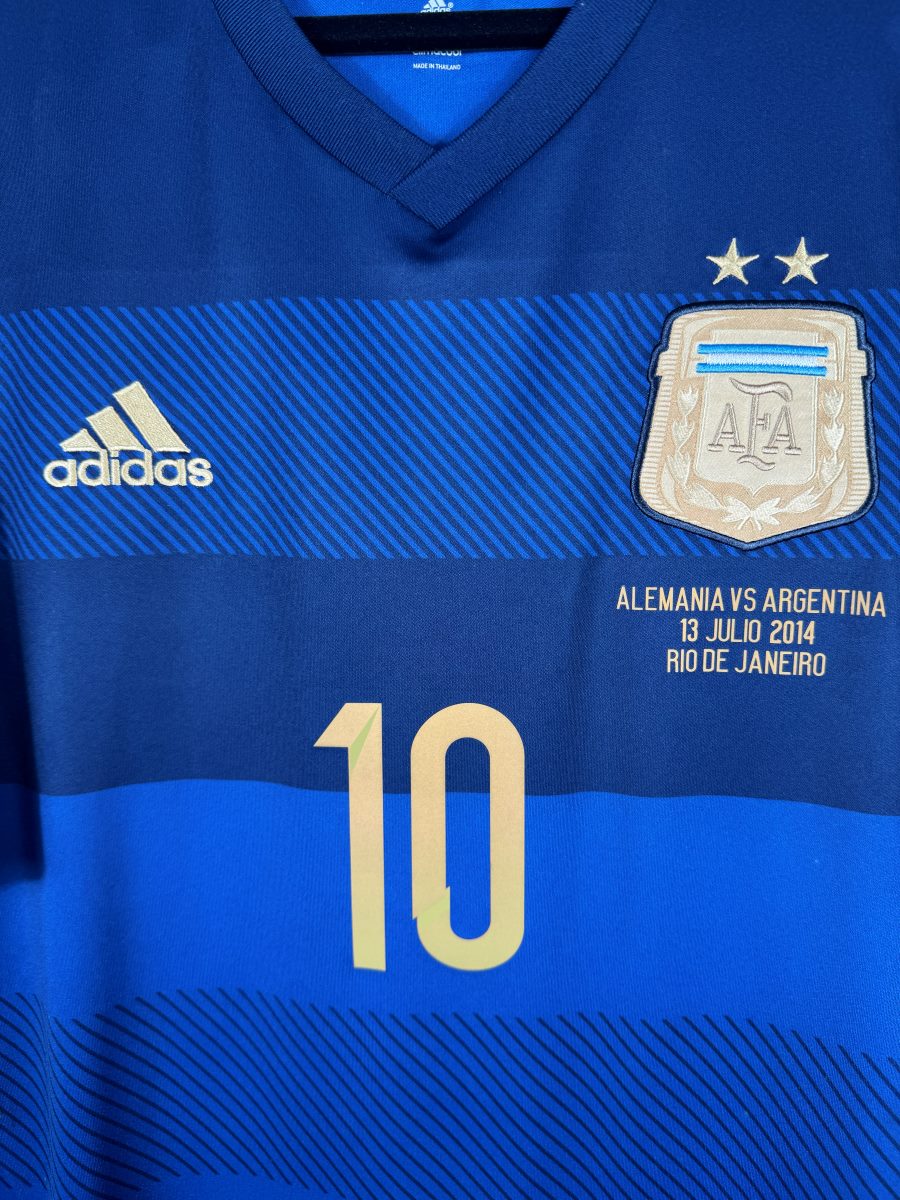 Écusson AFA brodé, logo Adidas et inscription de la finale Allemagne-Argentine 2014, maillot Argentine extérieur