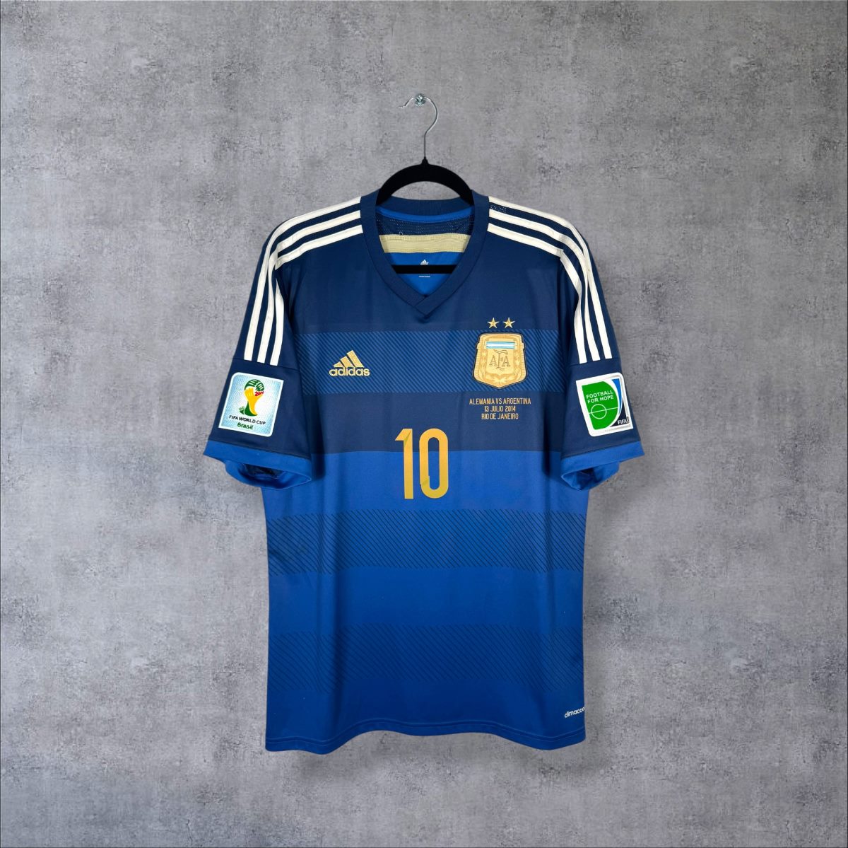 Maillot Argentine 2014 extérieur de face, bandes bleues, écusson AFA deux étoiles, numéro 10 sur le torse