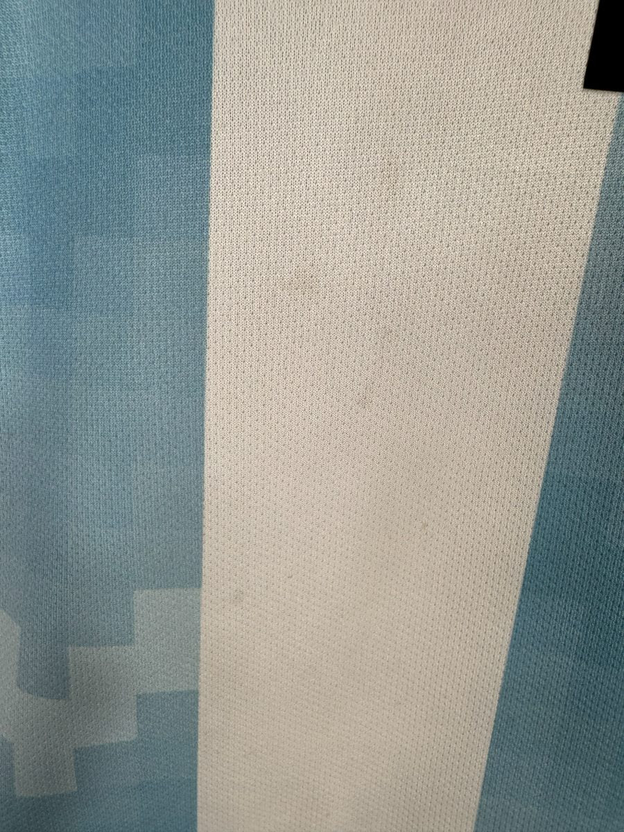 Défaut signalé : traces d'usure sur une bande blanche du maillot Argentine 2018 Messi