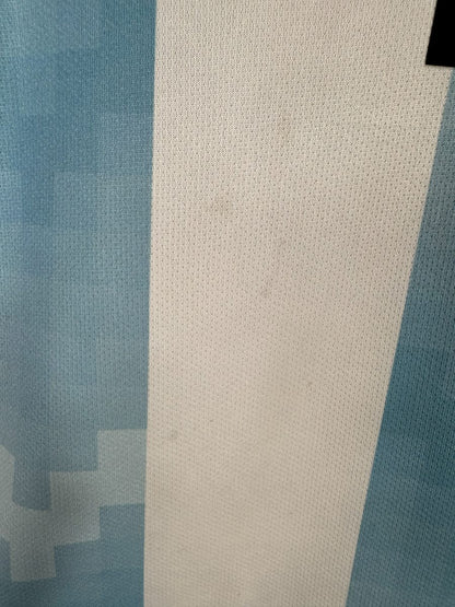 Défaut signalé : traces d'usure sur une bande blanche du maillot Argentine 2018 Messi