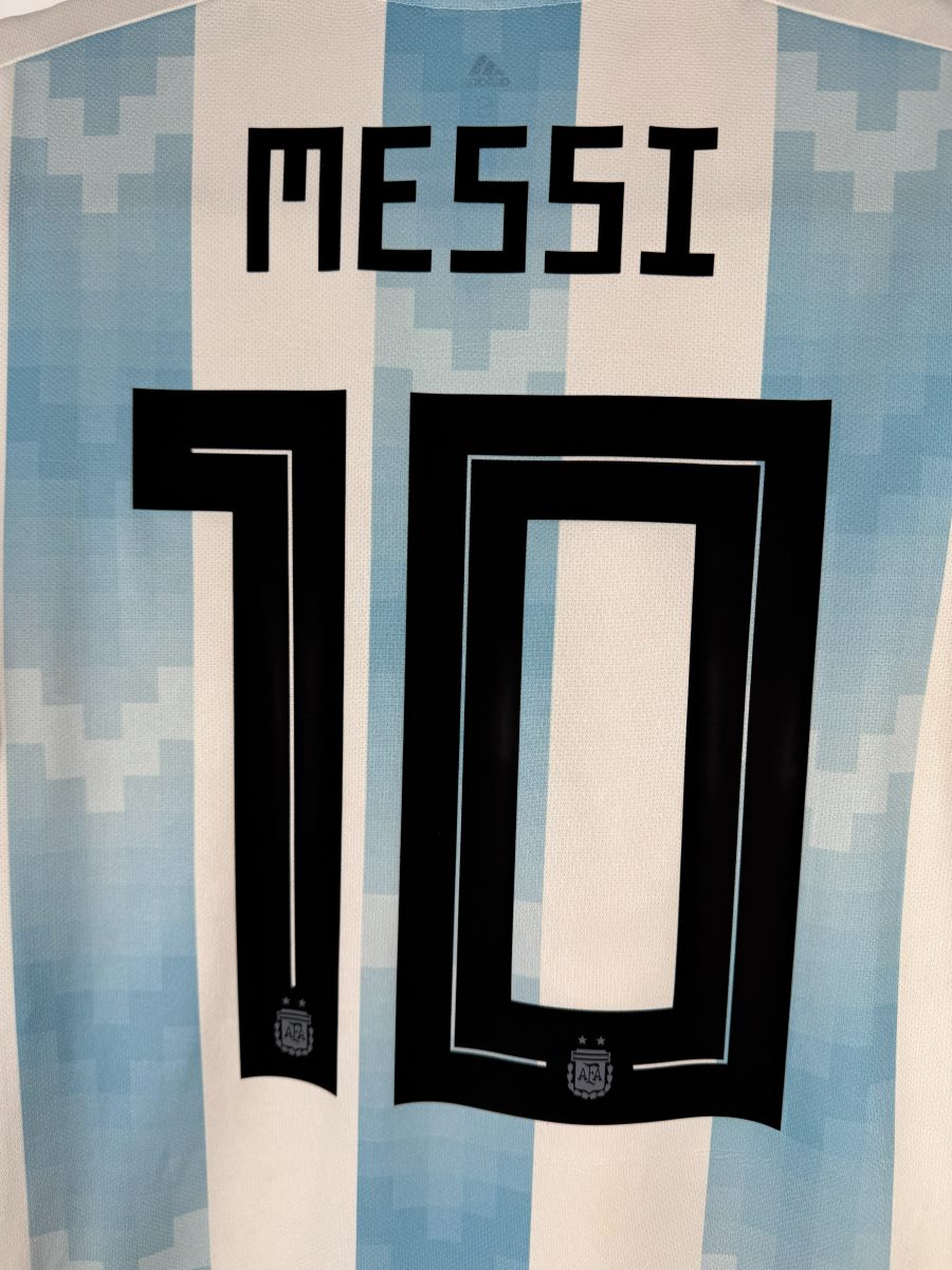 Détail du flocage MESSI numéro 10 avec écussons AFA, maillot Argentine 2018 domicile