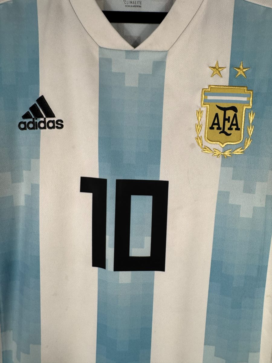 Écusson AFA brodé à deux étoiles sur le maillot Argentine 2018 de Messi