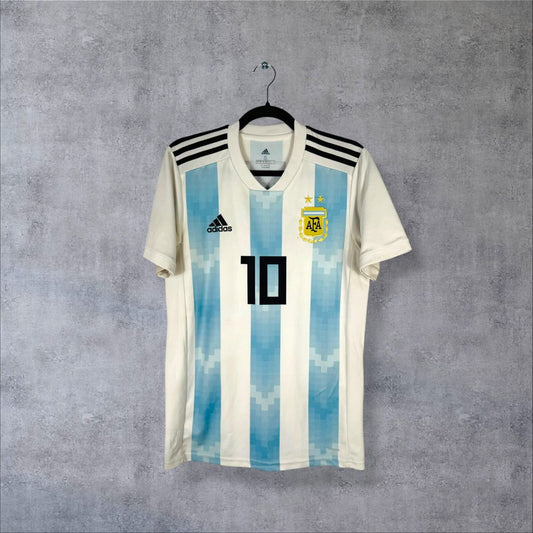 Face du maillot Argentine 2018 domicile adidas, écusson AFA et numéro 10 de Messi