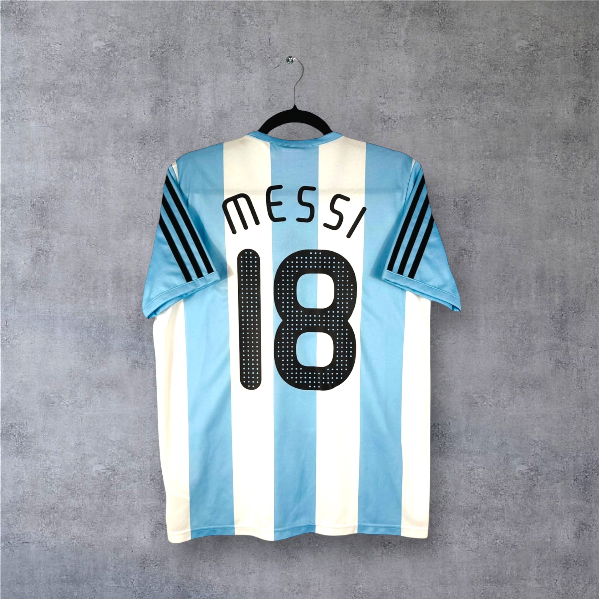Dos du maillot Argentine 2008/09 ciel et blanc avec flocage noir perforé MESSI 18.