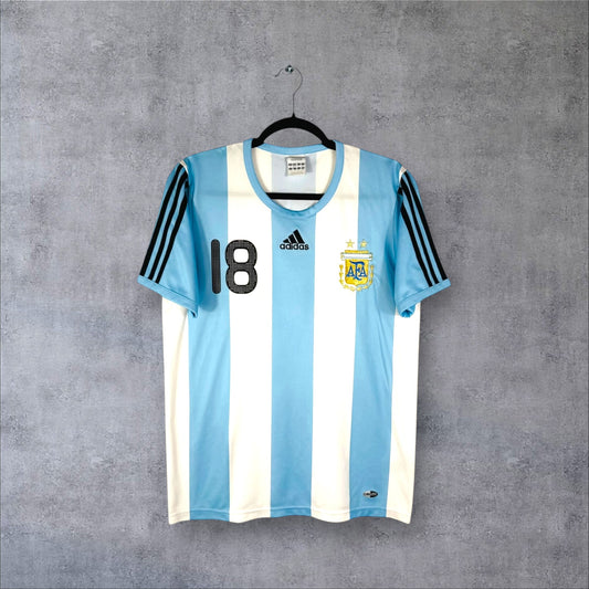 Vue de face du maillot Argentine Domicile 2008 ciel et blanc avec logo Adidas et écusson AFA.