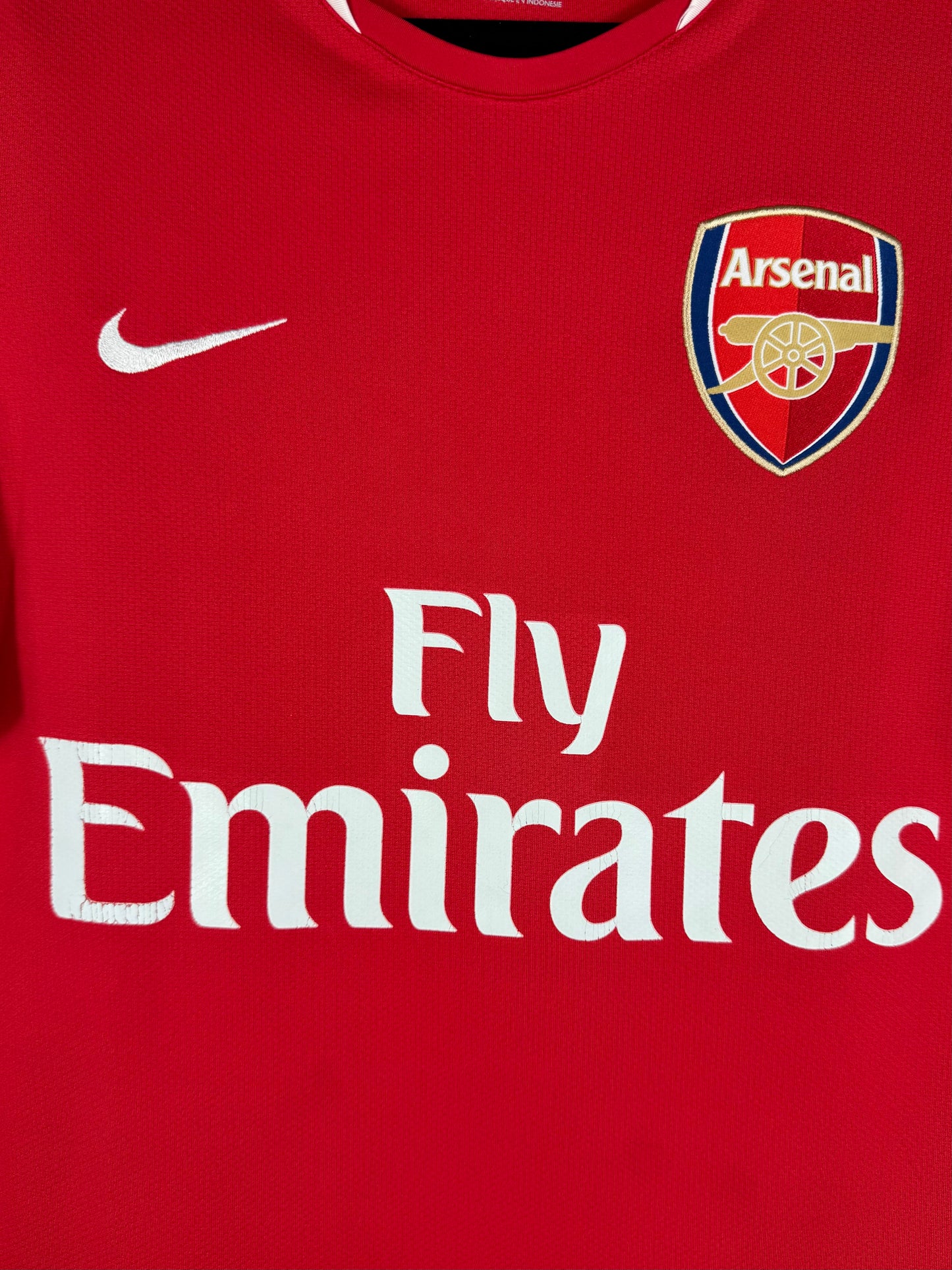 Détail de l'écusson d'Arsenal et du logo Nike